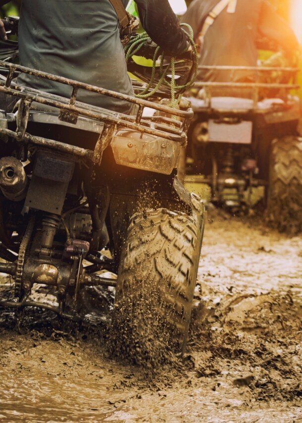 Zwei Quads fahren durch den Matsch