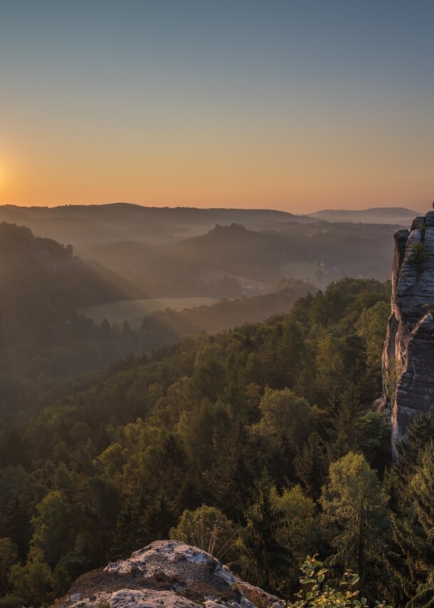Erhöhter Blick auf die Sächsische Schweiz bei Sonnenuntergang