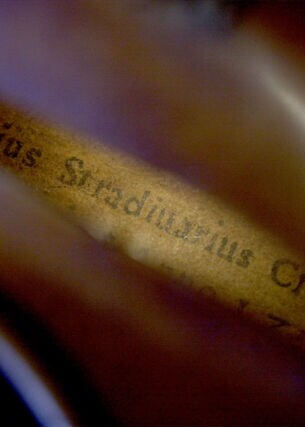 Die Signatur von Antonio Stradivari während einer Auktion bei Christie’s