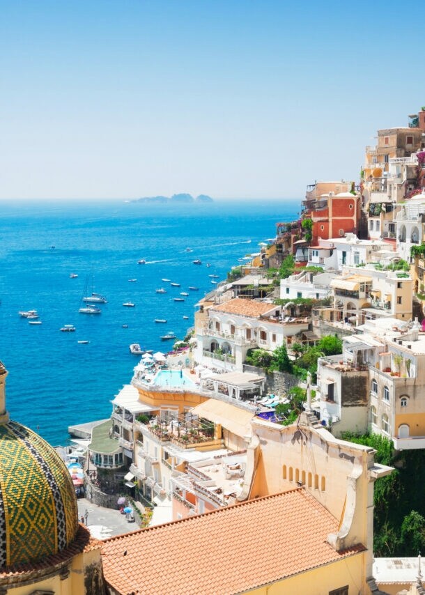 Blick über eine italienische Stadt am Hang