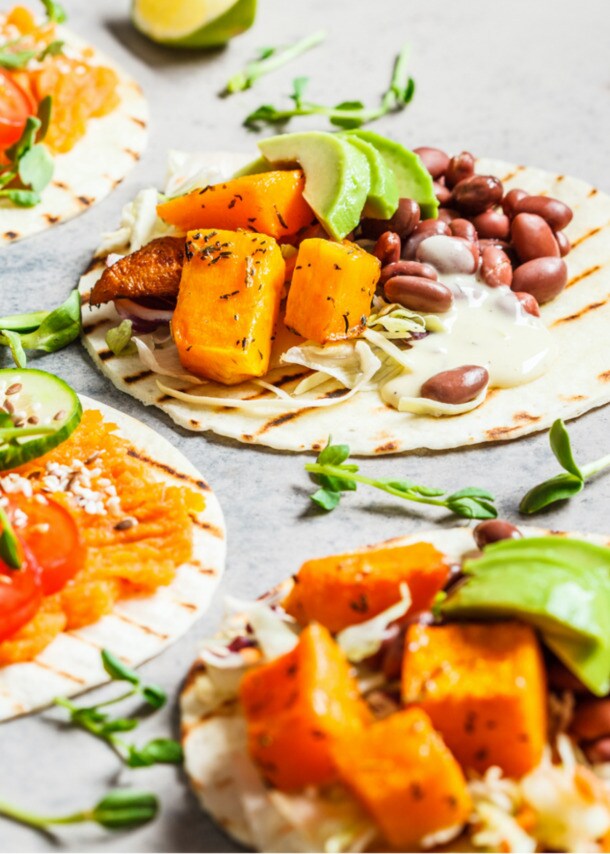 Vegane Tortilla Wraps mit Süßkartoffeln auf einem grauen Untergrund