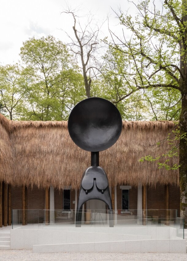 Skulptur von Simone Leigh vor dem US-Pavillon auf der Biennale 2022