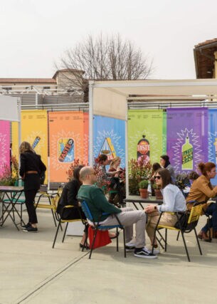 Terrasse mit Besuchern auf der Pitti Taste Messe