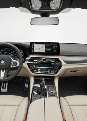 Lenkrad und Cockpit eines BMW 6er zur Steuerung zahlreicher Funktionen im Auto