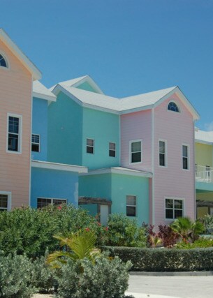 Eine Reihe pastellfarbener Häuser in der Sonne