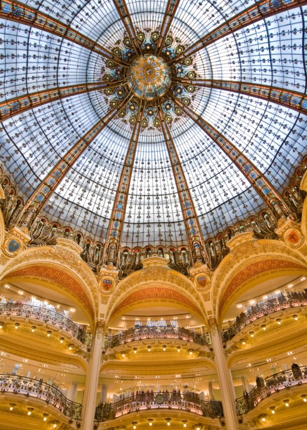 Zentrale, runde Halle des Pariser Kaufhauses Galeries Lafayette mit Balkonen und imposanter Glaskuppel in Jugendstilarchitektur