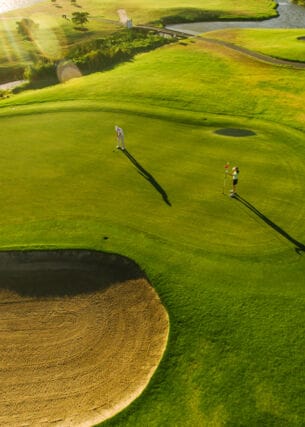 Blick auf einen Golfplatz in der Sonne.