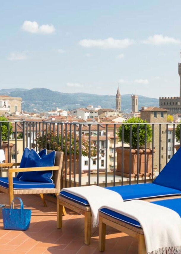 Dachterrasse Hotel Lungarno, Liegestühle im Vordergrund, Blick auf die Stadt im Hintergrund
