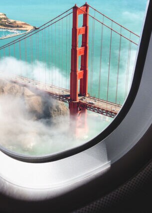 Blick aus einem Flugzeugfenster hinunter auf die Golden Gate Bridge