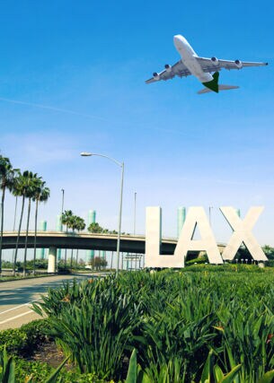 Ein Flugzeug über dem Flughafen von Los Angeles