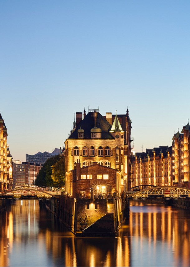 Die beleuchtete Hamburger Speicherstadt in der Abenddämmerung.