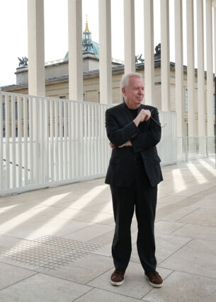 Architekt David Chipperfield in der James-Simon-Galerie auf der Berliner Museumsinsel