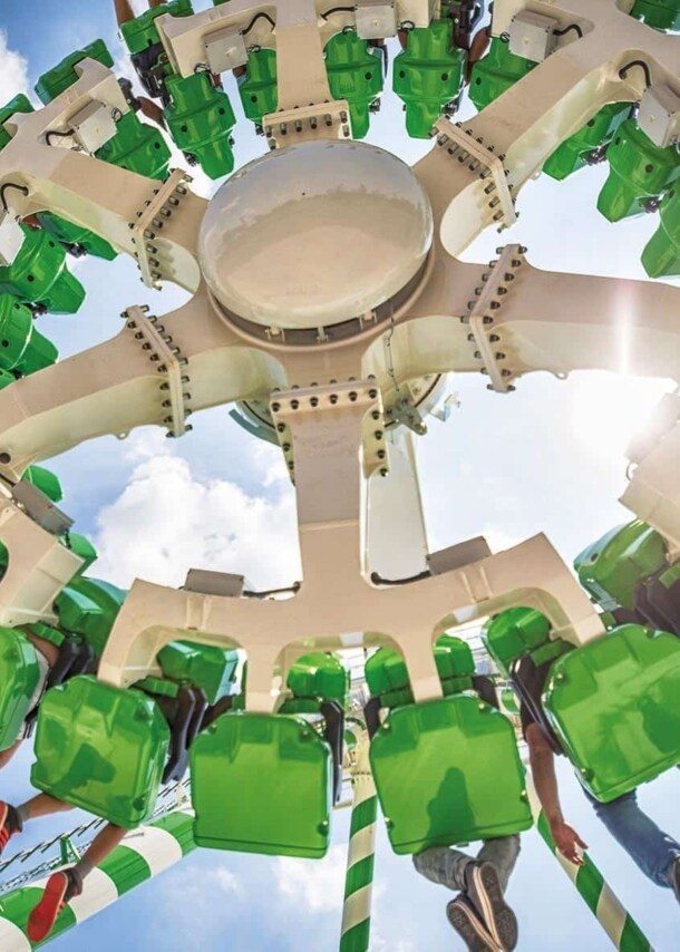 Ein Karussell von unten vor blauem Himmel