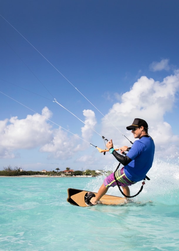 Kitesurfer in türkisfarbenem Wasser
