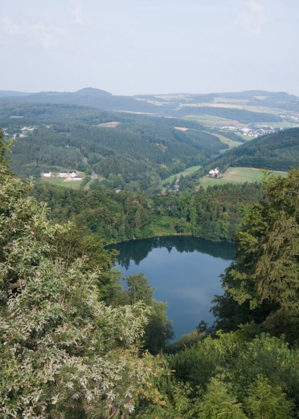 Blick über eine sommerliche Landschaft mit Seen