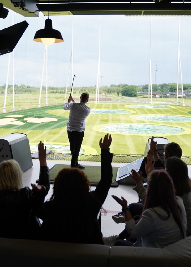 Eine Gruppe Menschen beim Golfen