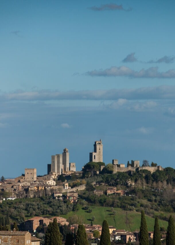 Eine Kleinstadt auf einem Hügel