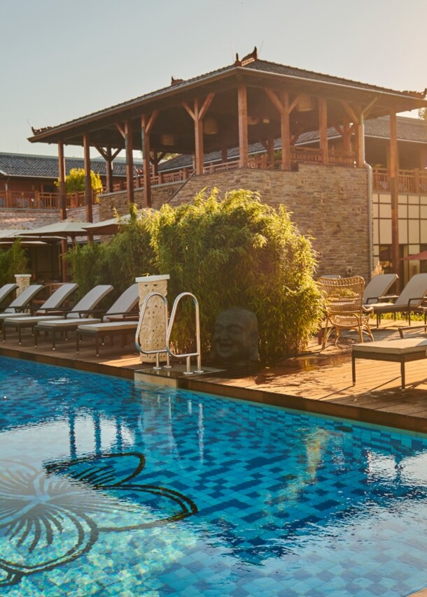 Blick auf das vabali spa Hamburg mit Liegewiese und Naturteich