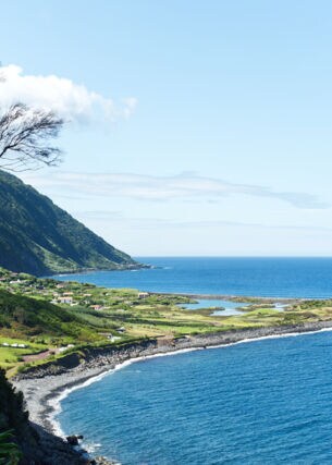 Blick auf einen Strand an der Nordküste der Insel São Jorge auf den Azoren