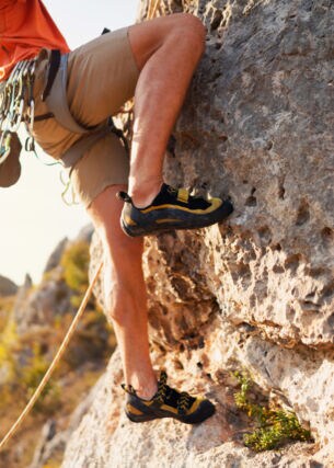 Ein Freeclimber, der an einer Felswand hängt