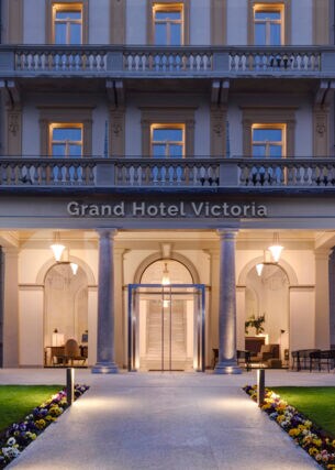 Eingangstür eines Hotels, über der der Name Grand Hotel Victoria steht
