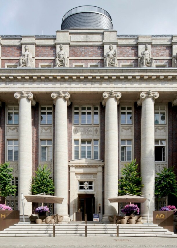 Frontansicht eines imposanten Gebäudes im Neobarocken Stil mit Säulen vor dem Eingang