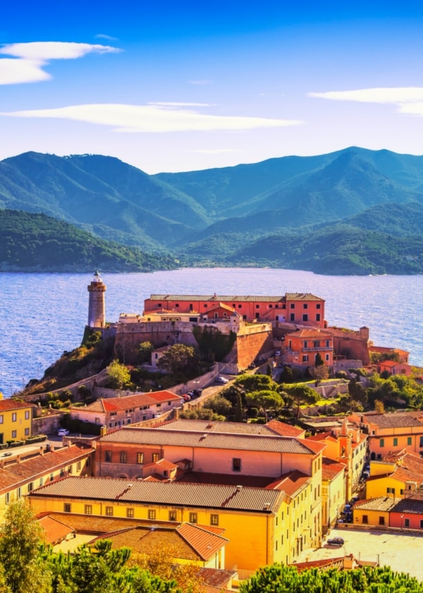 Blick auf den Leuchtturm und die Festung von Portoferraio auf Elba