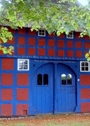 Altes Fachwerkhaus in blau und rot