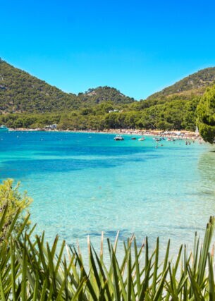 Playa de Formentor, türkisfarbenes Wasser, blauer Himmel, Berge im Hintergrund