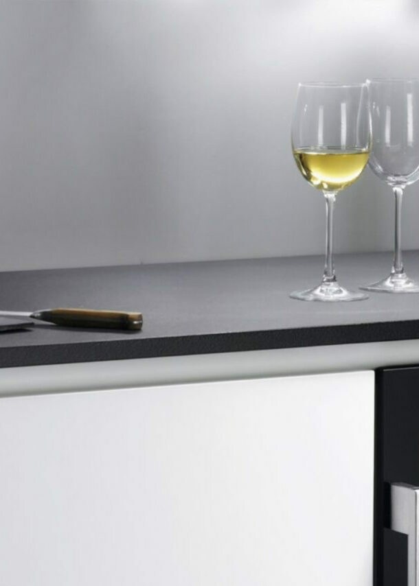 Ein in die Küchenzeile eingebauter Weinkühlschrank