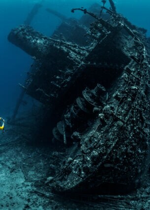 Taucher fotografiert das Wrack eines großen versunkenen Schiffes im Meer