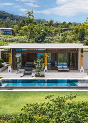 Moderner Bungalow in einer luxuriösen Hotelanlage inmitten tropischer Vegetation
