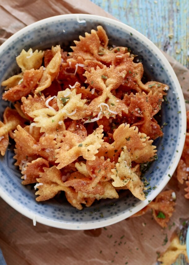 Frittierte Schmetterlingsnudeln mit Gewürzen in einer Schale