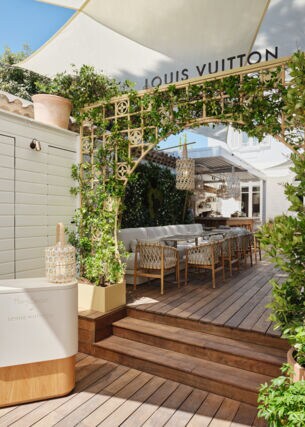 Der helle Eingangsbereich eines Restaurants mit Louis Vuitton Blumengitter.