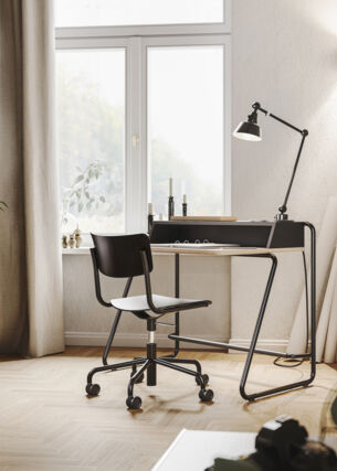 Moderner Schreibtisch mit Schreibtischstuhl auf Rollen im Thonet-Design in einem privaten Arbeitszimmer