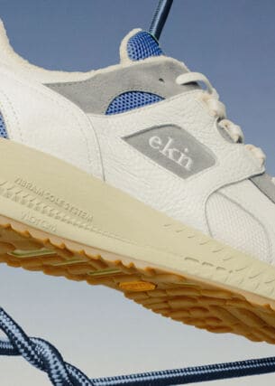 Ein weiß-blau-beiger Sneaker der Marke ekn footwear