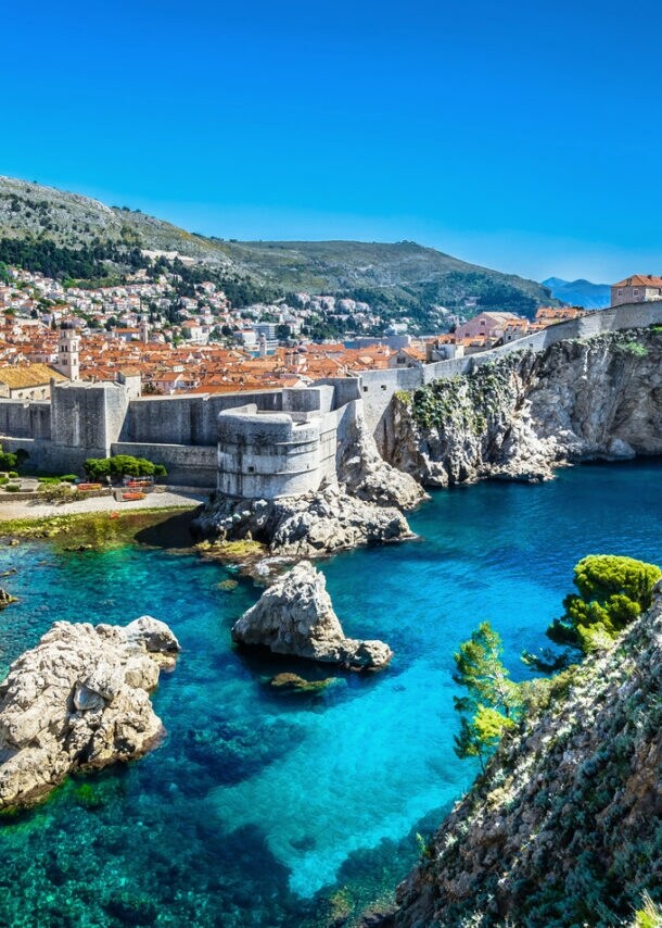 Panorama der Altstadt von Dubrovnik mit Festungsmauer