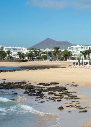 Morgendliche Ebbe am leeren Sandstrand in Costa Teguise auf Lanzarote