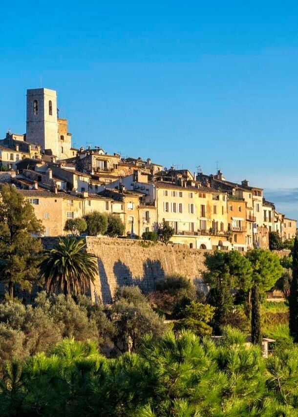 Panorama von Saint-Paul de Vence mit Mittelmeerküste im Hintergrund