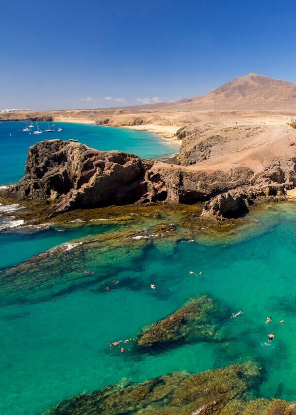 Papagayo-Strände auf Lanzarote mit Vulkangestein, Gebirgslandschaft und türkisem Wasser