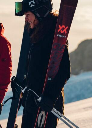 Paar in Skikleidung mit Völkl Deacons 72