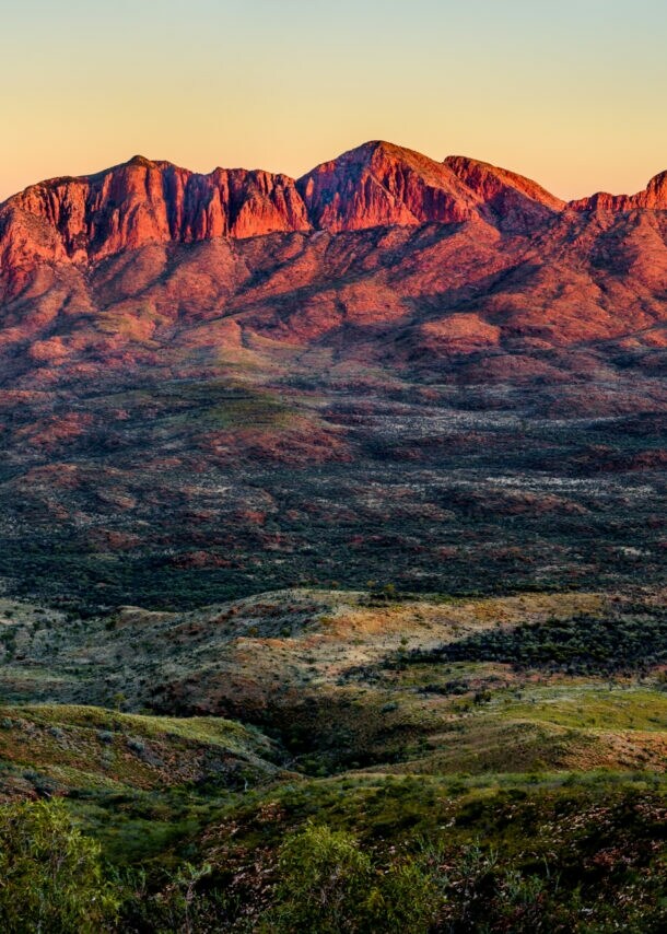 Blick auf einen Felsen im Sonnenlicht
