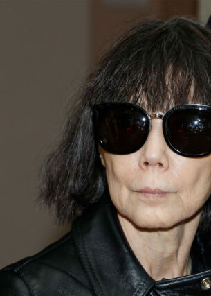 Porträt der japanischen Designerin Rei Kawakubo mit schwarzer Sonnenbrille und Lederjacke