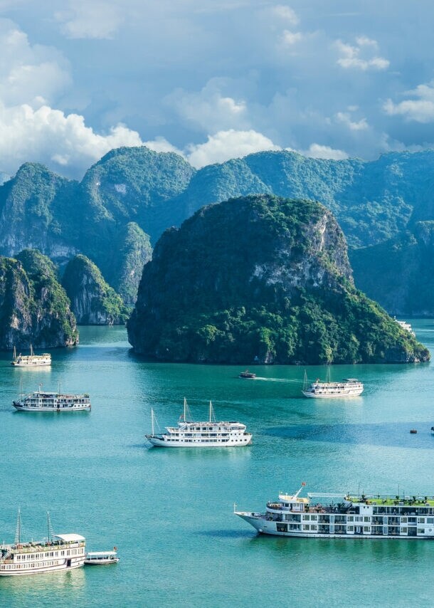 Panorama des Weltwunders der Natur Halong-Bucht mit zahlreichen Booten