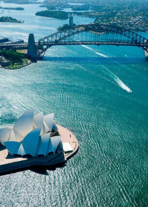 Luftbild des Hafens von Sydney mit dem Opernhaus