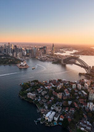 Blick von oben auf den Hafen von Sydney bei Sonnenuntergang