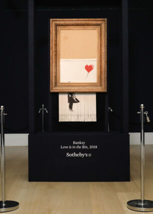 Ein geschreddertes Bild des Künstlers Banksy in einem Goldrahmen hängt in einem Ausstellungsraum des Auktionshauses Sotheby’s
