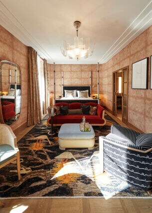 Eine luxuriöse Hotelsuite im Art-Déco-Stil in satten Farben und vielen opulenten Details.