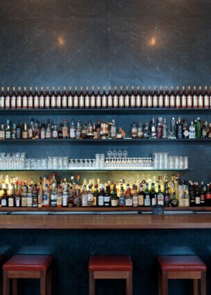 Die Bar mit vielen Flaschen in der Münchener Bar Schumann’ am Hofgarten