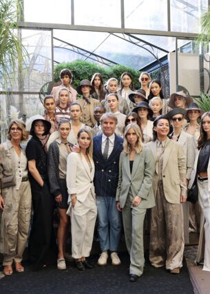 Camilla Cucinelli, Brunello Cucinelli und Carolina Cucinelli mit Models während der Brunello Cucinelli SS23 Women Collection Präsentation am 21. September 2022 in Mailand